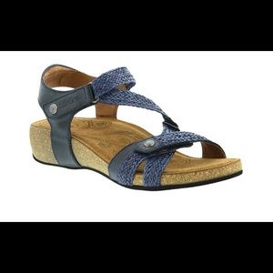 Taos Trulie navy sandal